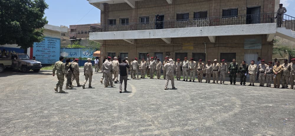 لجنة وزارة الدفاع تباشر مهام الاستلام والتسليم في محور تعز لقيادة المنطقة الجديدة - لجنة وزارة الدفاع تباشر مهام الاستلام والتسليم في محور تعز لقيادة المنطقة الجديدة -